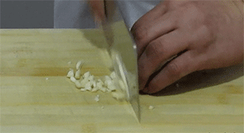 【香菇油菜】蒜切末