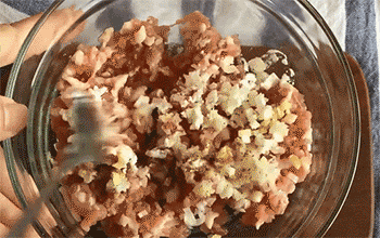 【巧酿豆腐】搅拌，腌制