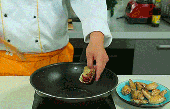 【南瓜烧鸡翅】爆香