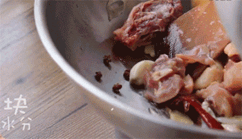 【芋儿鸡】放入食材