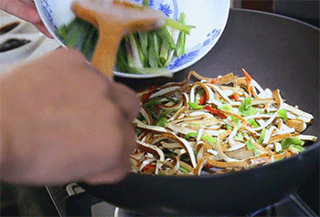 【青椒炒香干】放入大蒜段