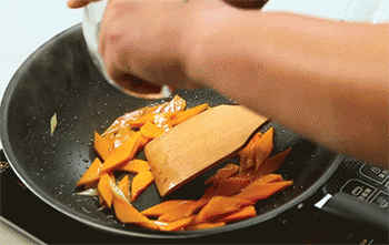 【南瓜炒百合】加入红椒