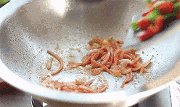 【巴西风味椰奶虾】加入青红椒