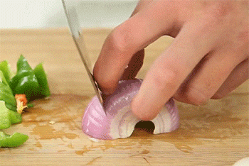 【秘制梨汁鸡翅】切洋葱块