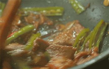 【杭椒牛柳】翻炒