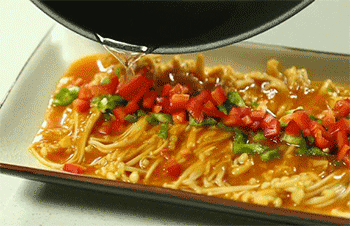 【茄汁金针菇】淋，装盘