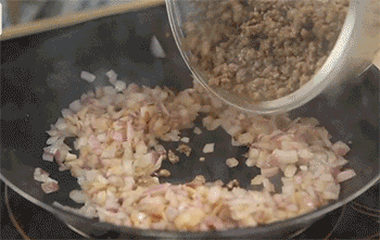 【意大利肉酱面】倒入牛肉沫