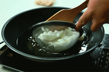 【芙蓉鸡片】捞出蛋清