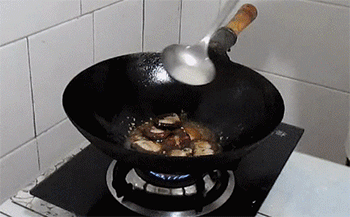 【香菇油菜】加入香油翻炒