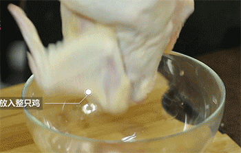 【豉油鸡】加入鸡