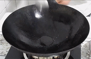 【蒜台烧土豆条】倒入土豆蒜台