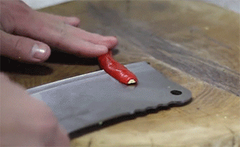 【清炒西兰花】切辣椒块