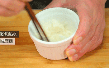 【韭黄四喜春卷】调浆糊