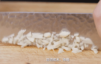 【白切猪肝】切蒜末