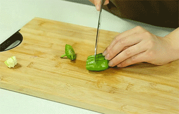 【经典小炒肉】青红椒切块