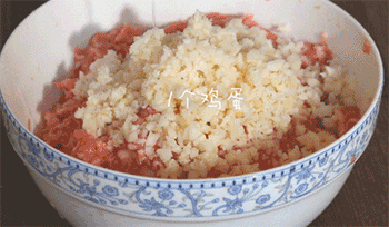 【红烧狮子头】放入食材