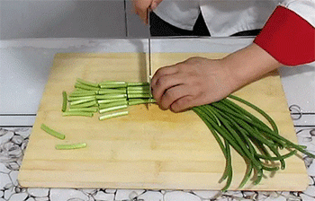 【蒜台烧土豆条】蒜台切小段