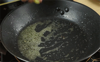 【滑鸡蘑菇】葱姜爆香