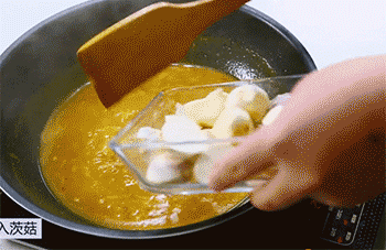 【咖喱烧茨菇】加入茨菇