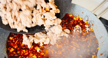 【蒜香肉末烤茄子】放入食材