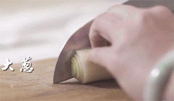 【蒸多宝鱼】切葱丝