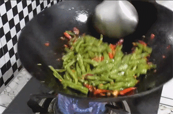 【干煸豆角】翻炒