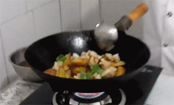 【肉段烧茄子】翻炒