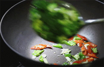 【清炒西兰花】放入西兰花