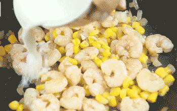 【奶油虾仁意面】加入牛奶，奶油