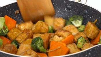 【焦溜豆腐】翻炒