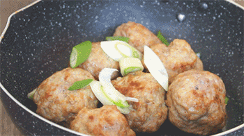 【红烧狮子头】放入卤煮食材