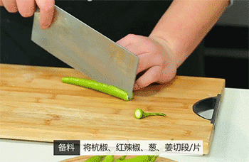 【杭椒牛柳】杭椒切段