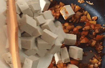 【家常麻婆豆腐】倒入豆腐