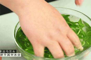 【马兰头拌香干】挤干马兰头