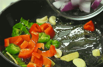 【经典小炒肉】加入洋葱