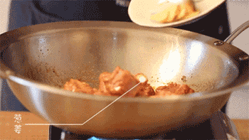 【脆香糖醋小排】放入葱姜