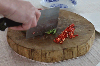 【青椒炒香干】切青红椒丝