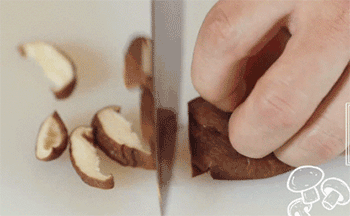 【亲子丼】切香菇