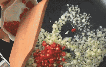 【蒜蓉剁椒蒸豆腐】放入青红尖椒