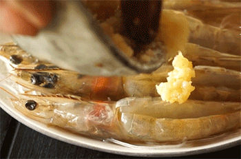 【蒜蓉粉丝蒸大虾】撒蒜蓉