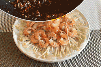 【金针菇粉丝蒸虾】淋