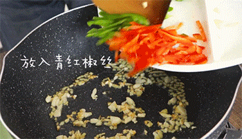 【清炒南瓜丝】加入食材