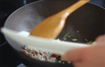 【毛豆炒肉丝】放入辣椒