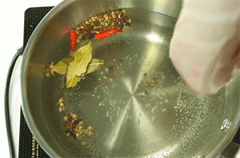 【经典小炒肉】焯水