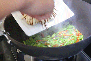 【青椒炒香干】倒入香干