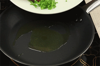 【火腿炒面】爆香