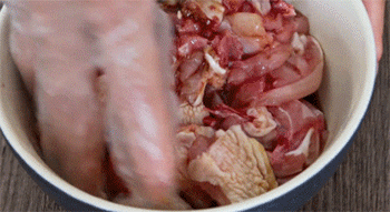 【板栗烧鸡】搅拌腌制