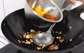 【鱼香茄子条】倒入茄子