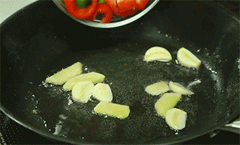 【经典小炒肉】加入青红椒