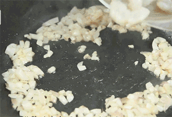 【奶油虾仁意面】加入虾仁